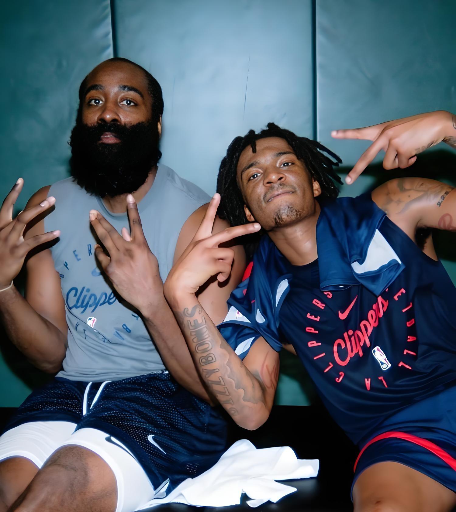 星空体育app下载-包含从纽卡斯尔门线救险到哈登在独行侠比赛中问鼎冠军，转会期皇家社会调整名单以备足总杯的词条